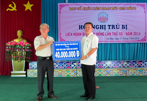 Đại diện Nhà Thiếu nhi tỉnh Đồng Nai trao tặng ngôi nhà “Búp Sen Hồng” cho đại diện Nhà Thiếu nhi tỉnh Cà Mau